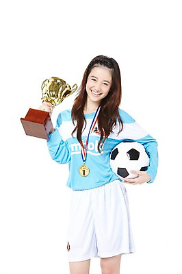 포토 JPG 스튜디오촬영 외국인 해외기획촬영 학생 라이프스타일 긴머리 2012년태국 여학생 여자 스포츠 유니폼 축구공 공 청소년 여고생 고등학생 실내 한명 서기 미소 웃음 들기 누끼 사람 동양인 앞모습 10대 운동복 운동 십대라이프스타일 미식축구 축구 우승 상 트로피 메달 열정 축구복 금메달 여자만 여자한명만 십대만 십대여자만 십대여자한명만 국내포토 1 헤어스타일 옷 감정 뷰포인트 축구용품 모션 표정 건강 인종 내부 생활 구기 최고 상_우승 상패 상_상패 파일형식