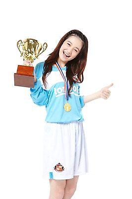 포토 JPG 스튜디오촬영 외국인 해외기획촬영 학생 라이프스타일 긴머리 2012년태국 여학생 여자 스포츠 유니폼 모션 청소년 여고생 고등학생 실내 한명 서기 미소 웃음 들기 누끼 사람 동양인 손짓 앞모습 10대 운동복 운동 십대라이프스타일 미식축구 축구 기쁨 우승 최고 상 트로피 메달 열정 축구복 금메달 여자만 여자한명만 십대만 십대여자만 십대여자한명만 국내포토 1 헤어스타일 옷 감정 뷰포인트 표정 건강 인종 내부 생활 구기 상_우승 상패 상_상패 파일형식