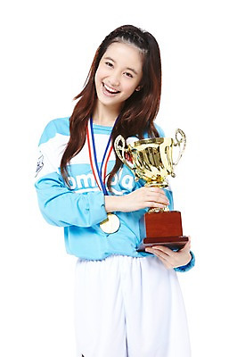 포토 JPG 스튜디오촬영 외국인 해외기획촬영 학생 라이프스타일 긴머리 2012년태국 여학생 여자 스포츠 유니폼 청소년 여고생 고등학생 실내 한명 서기 미소 웃음 들기 누끼 사람 동양인 앞모습 10대 운동복 운동 십대라이프스타일 미식축구 축구 우승 상 트로피 메달 열정 축구복 금메달 여자만 여자한명만 십대만 십대여자만 십대여자한명만 국내포토 1 헤어스타일 옷 감정 뷰포인트 모션 표정 건강 인종 내부 생활 구기 최고 상_우승 상패 상_상패 파일형식