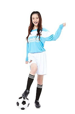 포토 JPG 스튜디오촬영 전신 외국인 해외기획촬영 학생 라이프스타일 긴머리 2012년태국 여학생 여자 스포츠 운동화 유니폼 축구공 공 청소년 여고생 고등학생 실내 한명 서기 미소 웃음 누끼 사람 동양인 앞모습 10대 운동복 운동 십대라이프스타일 미식축구 축구 니삭스 열정 축구복 축구화 드리블 밟기 여자만 여자한명만 십대만 십대여자만 십대여자한명만 국내포토 1 헤어스타일 옷 감정 뷰포인트 신발 축구용품 모션 양말 표정 건강 인종 내부 생활 구기 파일형식