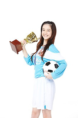 포토 JPG 스튜디오촬영 외국인 해외기획촬영 학생 라이프스타일 긴머리 2012년태국 여학생 여자 스포츠 유니폼 축구공 공 청소년 여고생 고등학생 실내 한명 서기 미소 웃음 들기 누끼 사람 동양인 옆모습 10대 운동복 운동 십대라이프스타일 미식축구 축구 우승 상 트로피 메달 열정 축구복 금메달 여자만 여자한명만 십대만 십대여자만 십대여자한명만 국내포토 1 헤어스타일 옷 감정 뷰포인트 축구용품 모션 표정 건강 인종 내부 생활 구기 최고 상_우승 상패 상_상패 파일형식