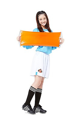 포토 JPG 스튜디오촬영 전신 외국인 해외기획촬영 학생 라이프스타일 긴머리 2012년태국 여학생 여자 스포츠 운동화 유니폼 응원 청소년 여고생 고등학생 실내 한명 서기 미소 웃음 들기 누끼 사람 동양인 옆모습 10대 운동복 운동 십대라이프스타일 미식축구 축구 응원용품 현수막 니삭스 치어리더 열정 축구복 축구화 서포터즈 여자만 여자한명만 십대만 십대여자만 십대여자한명만 국내포토 1 헤어스타일 옷 감정 뷰포인트 신발 축구용품 모션 양말 표정 건강 인종 내부 생활 구기 오브젝트 파일형식