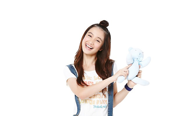 포토 JPG 스튜디오촬영 외국인 해외기획촬영 학생 라이프스타일 긴머리 2012년태국 여학생 여자 인형 청소년 여고생 고등학생 실내 한명 미소 웃음 들기 누끼 사람 동양인 상반신 앞모습 10대 캐주얼 장난감 놀이용품 십대라이프스타일 곰인형 멜빵바지 인형놀이 여자만 여자한명만 십대만 십대여자만 십대여자한명만 국내포토 1 헤어스타일 옷 뷰포인트 바지 모션 놀이 표정 인종 내부 생활 멜빵 오브젝트 파일형식