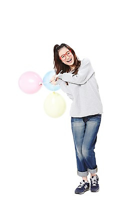포토 JPG 스튜디오촬영 전신 외국인 해외기획촬영 학생 라이프스타일 긴머리 2012년태국 여학생 여자 안경 운동화 청소년 놀이 여고생 고등학생 실내 한명 서기 미소 웃음 들기 누끼 사람 동양인 앞모습 10대 캐주얼 십대라이프스타일 청바지 풍선 풍선놀이 여자만 여자한명만 십대만 십대여자만 십대여자한명만 안경낌 국내포토 1 헤어스타일 잡화 옷 뷰포인트 신발 바지 모션 표정 인종 내부 생활 파일형식