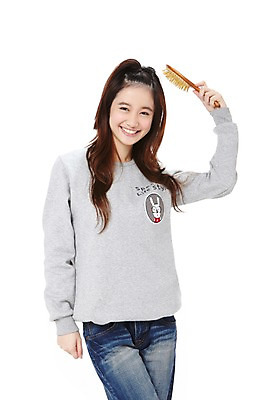 포토 JPG 스튜디오촬영 외국인 해외기획촬영 학생 라이프스타일 긴머리 2012년태국 여학생 여자 청소년 여고생 고등학생 실내 한명 서기 미소 웃음 들기 누끼 사람 동양인 앞모습 10대 캐주얼 뷰티 십대라이프스타일 청바지 붓 머리빗 즐거움 여자만 여자한명만 십대만 십대여자만 십대여자한명만 국내포토 1 헤어스타일 옷 감정 뷰포인트 바지 모션 표정 인종 내부 생활 미용용품 파일형식