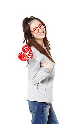 포토 JPG 스튜디오촬영 외국인 해외기획촬영 학생 라이프스타일 긴머리 2012년태국 여학생 여자 안경 포즈 청소년 여고생 고등학생 실내 막대사탕 사탕 한명 서기 미소 웃음 들기 누끼 사람 동양인 옆모습 10대 캐주얼 귀여움 십대라이프스타일 청바지 하트 여자만 여자한명만 십대만 십대여자만 십대여자한명만 안경낌 국내포토 모양 1 헤어스타일 잡화 옷 뷰포인트 컨셉 바지 모션 디저트 표정 인종 내부 생활 파일형식