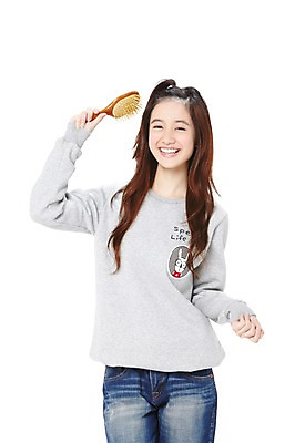 포토 JPG 스튜디오촬영 외국인 해외기획촬영 학생 라이프스타일 긴머리 2012년태국 여학생 여자 청소년 여고생 고등학생 실내 한명 서기 미소 웃음 들기 누끼 사람 동양인 앞모습 10대 캐주얼 뷰티 십대라이프스타일 청바지 붓 머리빗 즐거움 여자만 여자한명만 십대만 십대여자만 십대여자한명만 국내포토 1 헤어스타일 옷 감정 뷰포인트 바지 모션 표정 인종 내부 생활 미용용품 파일형식