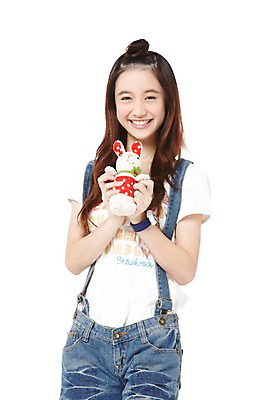 포토 JPG 스튜디오촬영 외국인 해외기획촬영 학생 라이프스타일 긴머리 2012년태국 여학생 여자 인형 반바지 청소년 여고생 고등학생 실내 한명 서기 미소 웃음 들기 누끼 사람 동양인 앞모습 10대 캐주얼 장난감 놀이용품 십대라이프스타일 멜빵바지 손목시계 인형놀이 여자만 여자한명만 십대만 십대여자만 십대여자한명만 국내포토 1 헤어스타일 옷 뷰포인트 시계 장신구 바지 모션 놀이 표정 인종 내부 생활 멜빵 오브젝트 파일형식