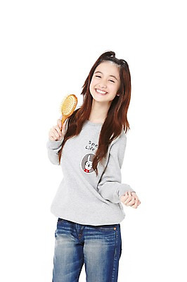 포토 JPG 스튜디오촬영 외국인 해외기획촬영 학생 라이프스타일 긴머리 2012년태국 여학생 여자 청소년 여고생 고등학생 실내 한명 서기 미소 웃음 들기 누끼 사람 동양인 앞모습 10대 캐주얼 뷰티 십대라이프스타일 청바지 붓 머리빗 즐거움 여자만 여자한명만 십대만 십대여자만 십대여자한명만 국내포토 1 헤어스타일 옷 감정 뷰포인트 바지 모션 표정 인종 내부 생활 미용용품 파일형식