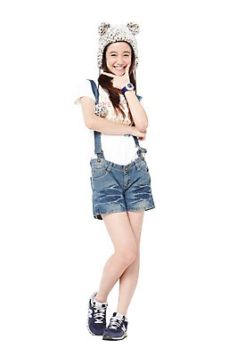 포토 JPG 스튜디오촬영 전신 외국인 해외기획촬영 모자 학생 라이프스타일 긴머리 2012년태국 여학생 여자 포즈 운동화 반바지 청소년 여고생 고등학생 털모자 실내 한명 서기 미소 웃음 누끼 사람 동양인 손짓 앞모습 10대 캐주얼 귀여움 십대라이프스타일 멜빵바지 손목시계 여자만 여자한명만 십대만 십대여자만 십대여자한명만 국내포토 모자_잡화 1 헤어스타일 잡화 옷 뷰포인트 시계 신발 컨셉 장신구 바지 모션 표정 인종 내부 생활 멜빵 파일형식