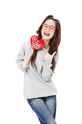 포토 JPG 스튜디오촬영 외국인 해외기획촬영 학생 라이프스타일 긴머리 2012년태국 여학생 여자 안경 포즈 청소년 여고생 고등학생 실내 막대사탕 사탕 한명 서기 미소 웃음 들기 누끼 사람 동양인 손짓 앞모습 10대 캐주얼 귀여움 십대라이프스타일 청바지 하트 여자만 여자한명만 십대만 십대여자만 십대여자한명만 안경낌 국내포토 모양 1 헤어스타일 잡화 옷 뷰포인트 컨셉 바지 모션 디저트 표정 인종 내부 생활 파일형식