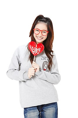 포토 JPG 스튜디오촬영 외국인 해외기획촬영 학생 라이프스타일 긴머리 2012년태국 여학생 여자 안경 포즈 청소년 여고생 고등학생 실내 막대사탕 사탕 한명 서기 미소 웃음 들기 누끼 사람 동양인 앞모습 10대 캐주얼 귀여움 십대라이프스타일 청바지 하트 여자만 여자한명만 십대만 십대여자만 십대여자한명만 안경낌 국내포토 모양 1 헤어스타일 잡화 옷 뷰포인트 컨셉 바지 모션 디저트 표정 인종 내부 생활 파일형식