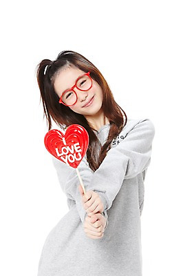 포토 JPG 스튜디오촬영 외국인 해외기획촬영 학생 라이프스타일 긴머리 2012년태국 여학생 여자 안경 포즈 청소년 여고생 고등학생 실내 막대사탕 사탕 한명 미소 웃음 들기 누끼 사람 동양인 상반신 앞모습 10대 캐주얼 귀여움 십대라이프스타일 하트 여자만 여자한명만 십대만 십대여자만 십대여자한명만 안경낌 국내포토 모양 1 헤어스타일 잡화 옷 뷰포인트 컨셉 모션 디저트 표정 인종 내부 생활 파일형식