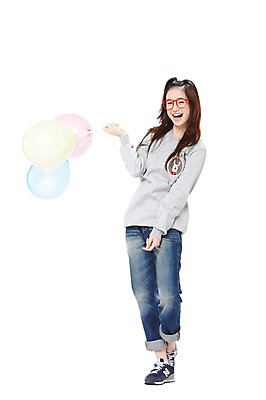 포토 JPG 스튜디오촬영 전신 외국인 해외기획촬영 학생 라이프스타일 긴머리 2012년태국 여학생 여자 안경 운동화 청소년 놀이 여고생 고등학생 실내 한명 서기 미소 웃음 들기 누끼 사람 동양인 앞모습 10대 캐주얼 십대라이프스타일 청바지 풍선 풍선놀이 여자만 여자한명만 십대만 십대여자만 십대여자한명만 안경낌 국내포토 1 헤어스타일 잡화 옷 뷰포인트 신발 바지 모션 표정 인종 내부 생활 파일형식