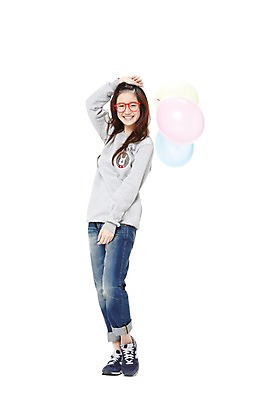 포토 JPG 스튜디오촬영 전신 외국인 해외기획촬영 학생 라이프스타일 긴머리 2012년태국 여학생 여자 안경 운동화 청소년 놀이 여고생 고등학생 실내 한명 서기 미소 웃음 들기 누끼 사람 동양인 앞모습 10대 캐주얼 십대라이프스타일 청바지 풍선 풍선놀이 여자만 여자한명만 십대만 십대여자만 십대여자한명만 안경낌 국내포토 1 헤어스타일 잡화 옷 뷰포인트 신발 바지 모션 표정 인종 내부 생활 파일형식