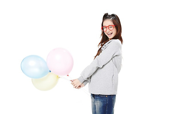 포토 JPG 스튜디오촬영 외국인 해외기획촬영 학생 라이프스타일 긴머리 2012년태국 여학생 여자 안경 청소년 놀이 여고생 고등학생 실내 한명 서기 미소 웃음 들기 누끼 사람 동양인 옆모습 10대 캐주얼 십대라이프스타일 청바지 풍선 풍선놀이 여자만 여자한명만 십대만 십대여자만 십대여자한명만 안경낌 국내포토 1 헤어스타일 잡화 옷 뷰포인트 바지 모션 표정 인종 내부 생활 파일형식