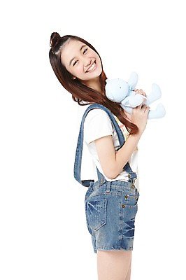 포토 JPG 스튜디오촬영 외국인 해외기획촬영 학생 라이프스타일 긴머리 2012년태국 여학생 여자 인형 반바지 청소년 여고생 고등학생 실내 한명 서기 미소 웃음 들기 누끼 사람 동양인 옆모습 10대 캐주얼 장난감 놀이용품 십대라이프스타일 곰인형 멜빵바지 인형놀이 여자만 여자한명만 십대만 십대여자만 십대여자한명만 국내포토 1 헤어스타일 옷 뷰포인트 바지 모션 놀이 표정 인종 내부 생활 멜빵 오브젝트 파일형식