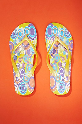 포토 JPG 스튜디오촬영 잡화 계절 여행 백그라운드 신발 휴가 슬리퍼 실내 사람없음 여름 여름휴가 바캉스 하이앵글 컬러풀 상품 샌들 쪼리 오브젝트 여행용품 한켤레 국내포토 1 뷰포인트 컬러 내부 파일형식 여름_계절