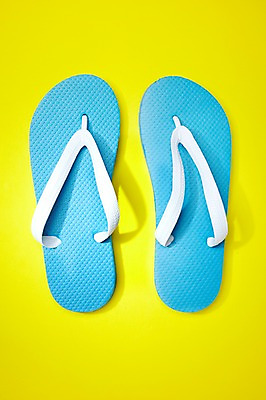 포토 JPG 스튜디오촬영 잡화 계절 컬러 여행 하늘색 백그라운드 신발 휴가 슬리퍼 실내 사람없음 여름 파란색 여름휴가 바캉스 하이앵글 상품 샌들 쪼리 오브젝트 여행용품 한켤레 국내포토 1 뷰포인트 내부 파일형식 여름_계절