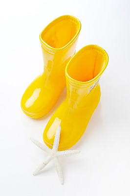 포토 JPG 스튜디오촬영 잡화 계절 컬러 여행 백그라운드 신발 휴가 불가사리 실내 장화 사람없음 여름 여름휴가 바캉스 노란색 상품 쪼리 오브젝트 여행용품 한켤레 레인부츠 국내포토 1 극피동물 부츠 내부 샌들 파일형식 여름_계절