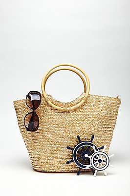 포토 JPG 스튜디오촬영 잡화 계절 여행 백그라운드 가방 열쇠 휴가 실내 손잡이 사람없음 여름 여름휴가 바캉스 선글라스 부속품 상품 오브젝트 키_배핸들 여행용품 조타기계 국내포토 안경 내부 기계 핸들 파일형식 여름_계절