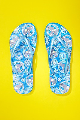 포토 JPG 스튜디오촬영 잡화 계절 컬러 여행 하늘색 백그라운드 신발 휴가 슬리퍼 실내 사람없음 여름 파란색 여름휴가 바캉스 하이앵글 상품 샌들 쪼리 오브젝트 여행용품 한켤레 국내포토 1 뷰포인트 내부 파일형식 여름_계절