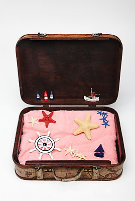 포토 JPG 스튜디오촬영 잡화 계절 가방 열쇠 불가사리 등대 실내 손잡이 사람없음 여름 상자 모래사장 모형 캐리어 여행가방 미니어처 피규어 오픈 부속품 오브젝트 키_배핸들 여행용품 조타기계 선박 국내포토 바다 여행 수상교통 극피동물 내부 기계 핸들 파일형식