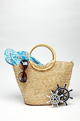 포토 JPG 스튜디오촬영 잡화 계절 여행 백그라운드 신발 가방 열쇠 휴가 슬리퍼 실내 손잡이 사람없음 여름 여름휴가 바캉스 선글라스 부속품 상품 샌들 쪼리 오브젝트 키_배핸들 여행용품 한켤레 조타기계 국내포토 1 안경 내부 기계 핸들 파일형식 여름_계절