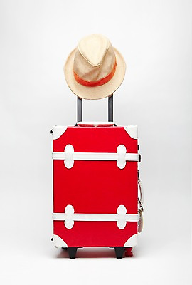 포토 JPG 스튜디오촬영 모자 잡화 계절 컬러 여행 가방 휴가 실내 사람없음 빨간색 여름 여름휴가 바캉스 상자 캐리어 여행가방 상품 중절모 오브젝트 여행용품 페도라 국내포토 모자_잡화 내부 파일형식 여름_계절