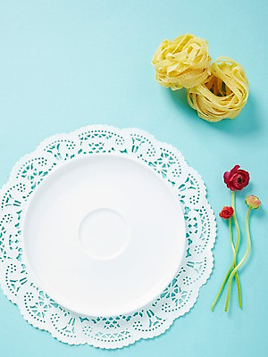 포토 JPG 스튜디오촬영 식물 그릇 접시 꽃잎 꽃 음식 컬러 백그라운드 잎 꽃백그라운드 식재료 프레임 파스타 실내 사람없음 빨간색 하이앵글 노란색 면류 면 식물백그라운드 라넌큘러스 접시받침 파스타면 국내포토 레이스천 식기 뷰포인트 서양음식 내부 직물 받침대 파일형식