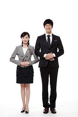 포토 JPG 스튜디오촬영 전신 직업 여자 남자 포즈 비즈니스 모션 실내 서기 미소 웃음 누끼 사람 동양인 정장 손짓 20대 성인 두명 앞모습 한국인 예절 인사 직장인 비즈니스맨 비즈니스우먼 손모으기 청년만 성인만 국내포토 옷 뷰포인트 표정 인종 청년 내부 파일형식