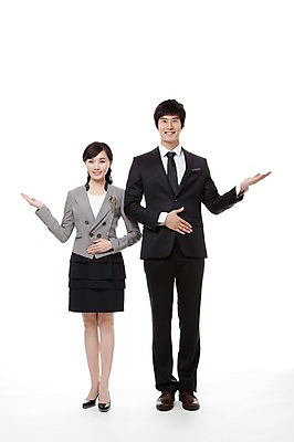 포토 JPG 스튜디오촬영 전신 직업 여자 남자 포즈 비즈니스 모션 안내 실내 서기 미소 웃음 누끼 사람 동양인 정장 손짓 20대 성인 두명 앞모습 손들기 한국인 예절 직장인 비즈니스맨 비즈니스우먼 청년만 성인만 국내포토 옷 뷰포인트 표정 인종 청년 내부 파일형식