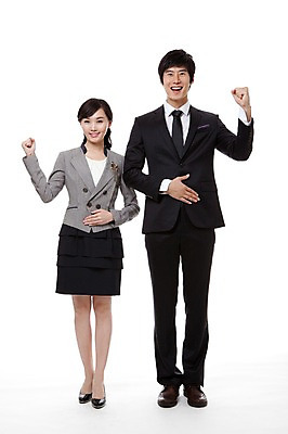 포토 JPG 스튜디오촬영 전신 직업 여자 남자 포즈 비즈니스 모션 실내 서기 미소 웃음 누끼 사람 동양인 정장 손짓 20대 성인 두명 손들기 파이팅 주먹 한국인 예절 직장인 비즈니스맨 비즈니스우먼 결심 청년만 성인만 국내포토 옷 컨셉 표정 인종 청년 내부 파일형식