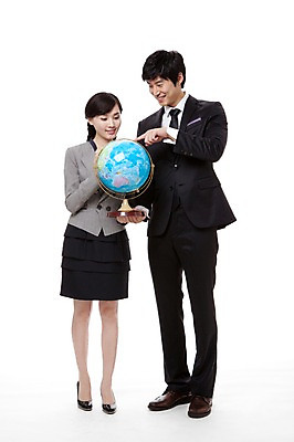 포토 JPG 스튜디오촬영 전신 직업 응시 여자 남자 포즈 비즈니스 실내 서기 미소 웃음 들기 누끼 사람 동양인 정장 20대 성인 두명 지구본 한국인 가리킴 직장인 비즈니스맨 비즈니스우먼 청년만 성인만 국내포토 시선 옷 모션 표정 인종 손짓 청년 내부 파일형식