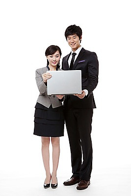 포토 JPG 스튜디오촬영 전신 직업 응시 여자 남자 포즈 비즈니스 실내 서기 미소 웃음 들기 누끼 사람 동양인 정장 20대 성인 두명 노트북 컴퓨터 한국인 직장인 비즈니스맨 비즈니스우먼 청년만 성인만 국내포토 시선 옷 모션 표정 인종 청년 내부 전자제품 파일형식