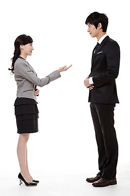 포토 JPG 스튜디오촬영 전신 직업 응시 여자 남자 포즈 비즈니스 모션 안내 실내 서기 미소 웃음 누끼 사람 동양인 정장 손짓 20대 성인 두명 옆모습 마주보기 한국인 가리킴 인사 직장인 비즈니스맨 비즈니스우먼 청년만 성인만 국내포토 시선 옷 뷰포인트 표정 인종 청년 내부 예절 파일형식