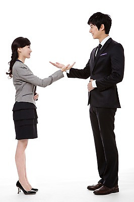 포토 JPG 스튜디오촬영 전신 직업 응시 여자 남자 포즈 비즈니스 모션 안내 실내 서기 미소 웃음 누끼 사람 동양인 정장 손짓 20대 성인 두명 옆모습 마주보기 한국인 가리킴 인사 직장인 비즈니스맨 비즈니스우먼 청년만 성인만 국내포토 시선 옷 뷰포인트 표정 인종 청년 내부 예절 파일형식