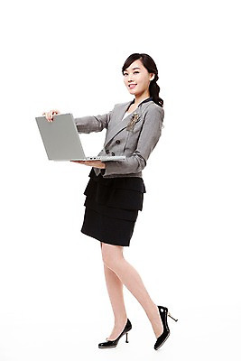 포토 JPG 스튜디오촬영 전신 직업 우먼라이프 라이프스타일 여자 포즈 비즈니스 모션 실내 한명 서기 미소 웃음 누끼 사람 동양인 정장 20대 성인 비즈니스라이프 노트북 컴퓨터 한국인 잡기 직장인 비즈니스우먼 다리들기 여자만 여자한명만 성인여자만 청년만 청년여자만 성인한명만 청년여자한명만 성인여자한명만 성인만 국내포토 1 옷 표정 인종 청년 내부 생활 전자제품 파일형식