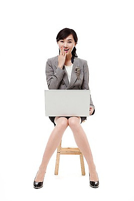 포토 JPG 스튜디오촬영 전신 직업 우먼라이프 여자 포즈 의자 비즈니스 모션 실내 한명 미소 웃음 들기 누끼 사람 앉기 동양인 정장 손짓 20대 성인 앞모습 비즈니스라이프 노트북 컴퓨터 손들기 한국인 웹서핑 업무 직장인 비즈니스우먼 작업실 여자만 여자한명만 성인여자만 청년만 청년여자만 성인한명만 청년여자한명만 성인여자한명만 성인만 국내포토 1 라이프스타일 옷 뷰포인트 가구 표정 인종 청년 내부 전자제품 작업 파일형식