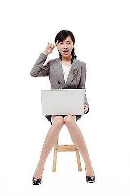 포토 JPG 스튜디오촬영 전신 직업 우먼라이프 라이프스타일 여자 포즈 생각 의자 비즈니스 손가락 모션 아이디어 실내 윙크 한명 들기 누끼 사람 앉기 동양인 정장 손짓 20대 성인 앞모습 비즈니스라이프 노트북 컴퓨터 손들기 한국인 웹서핑 업무 직장인 비즈니스우먼 작업실 여자만 여자한명만 성인여자만 청년만 청년여자만 성인한명만 청년여자한명만 성인여자한명만 성인만 국내포토 1 손 옷 뷰포인트 가구 컨셉 표정 인종 청년 내부 생활 전자제품 작업 파일형식
