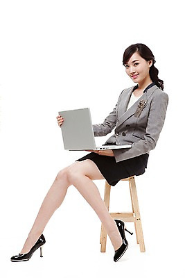 포토 JPG 스튜디오촬영 전신 직업 우먼라이프 라이프스타일 여자 포즈 의자 비즈니스 모션 실내 한명 미소 웃음 들기 누끼 사람 앉기 동양인 정장 20대 성인 옆모습 비즈니스라이프 노트북 컴퓨터 한국인 웹서핑 업무 직장인 비즈니스우먼 작업실 여자만 여자한명만 성인여자만 청년만 청년여자만 성인한명만 청년여자한명만 성인여자한명만 성인만 국내포토 1 옷 뷰포인트 가구 표정 인종 청년 내부 생활 전자제품 작업 파일형식
