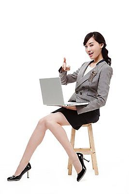 포토 JPG 스튜디오촬영 전신 직업 우먼라이프 라이프스타일 여자 포즈 의자 비즈니스 모션 실내 한명 미소 웃음 들기 누끼 사람 앉기 동양인 정장 20대 성인 비즈니스라이프 노트북 컴퓨터 한국인 가리킴 웹서핑 업무 직장인 비즈니스우먼 작업실 여자만 여자한명만 성인여자만 청년만 청년여자만 성인한명만 청년여자한명만 성인여자한명만 성인만 국내포토 1 옷 가구 표정 인종 손짓 청년 내부 생활 전자제품 작업 파일형식