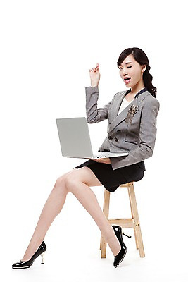 포토 JPG 스튜디오촬영 전신 직업 우먼라이프 라이프스타일 여자 포즈 생각 의자 비즈니스 모션 아이디어 실내 윙크 한명 들기 누끼 사람 앉기 동양인 정장 손짓 20대 성인 비즈니스라이프 노트북 컴퓨터 손들기 한국인 웹서핑 업무 직장인 비즈니스우먼 작업실 여자만 여자한명만 성인여자만 청년만 청년여자만 성인한명만 청년여자한명만 성인여자한명만 성인만 국내포토 1 옷 가구 컨셉 표정 인종 청년 내부 생활 전자제품 작업 파일형식