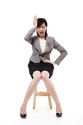포토 JPG 스튜디오촬영 전신 직업 우먼라이프 라이프스타일 여자 허리손 포즈 의자 비즈니스 모션 실내 표정 입벌림 한명 누끼 사람 앉기 동양인 정장 손짓 20대 성인 앞모습 비즈니스라이프 손들기 눈감음 고통 한국인 직장인 비즈니스우먼 찡그림 두통 여자만 여자한명만 성인여자만 청년만 청년여자만 성인한명만 청년여자한명만 성인여자한명만 성인만 국내포토 1 옷 감정 뷰포인트 가구 인종 청년 내부 생활 질병 파일형식