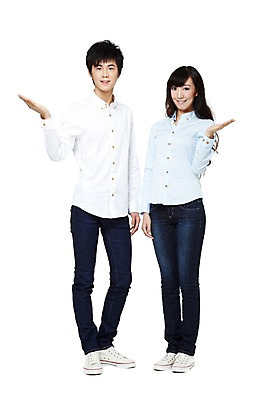 포토 JPG 스튜디오촬영 전신 외국인 해외기획촬영 학생 라이프스타일 커플 여자 남자 대학생 포즈 2011년중국 대학생라이프 안내 실내 서기 미소 웃음 누끼 사람 동양인 손짓 20대 성인 두명 라이프 앞모습 캐주얼 친구 중국인 손들기 청년만 성인만 국내포토 옷 뷰포인트 관계 모션 표정 인종 청년 내부 생활 파일형식