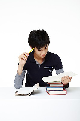 포토 JPG 스튜디오촬영 외국인 해외기획촬영 학생 라이프스타일 응시 교육 남자 대학생 생각 2011년중국 대학생라이프 교재 실내 한명 누끼 사람 앉기 동양인 상반신 20대 성인 라이프 책 캐주얼 필기구 중국인 연필 다이어리 펼침 남자만 남자한명만 성인남자만 청년만 청년남자만 청년남자한명만 성인한명만 성인남자한명만 성인만 국내포토 1 시선 옷 모션 문구용품 학용품 인종 청년 내부 생활 사무용품 파일형식