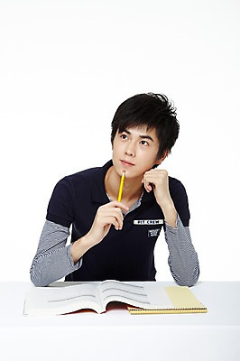 포토 JPG 스튜디오촬영 외국인 해외기획촬영 학생 라이프스타일 응시 교육 남자 대학생 생각 2011년중국 탁자 대학생라이프 교재 실내 한명 누끼 사람 앉기 동양인 상반신 20대 성인 라이프 책 캐주얼 필기구 중국인 연필 공책 펼침 책상 고민 남자만 남자한명만 성인남자만 청년만 청년남자만 청년남자한명만 성인한명만 성인남자한명만 성인만 국내포토 1 시선 옷 감정 가구 모션 문구용품 학용품 인종 청년 내부 생활 파일형식