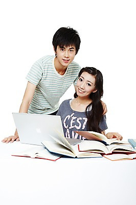 포토 JPG 스튜디오촬영 외국인 해외기획촬영 학생 라이프스타일 커플 여자 교육 남자 대학생 2011년중국 탁자 어깨동무 대학생라이프 실내 서기 미소 웃음 누끼 사람 앉기 동양인 상반신 20대 성인 두명 라이프 책 캐주얼 친구 노트북 컴퓨터 중국인 펼침 책상 청년만 성인만 국내포토 옷 포즈 가구 관계 모션 표정 인종 청년 내부 생활 전자제품 파일형식