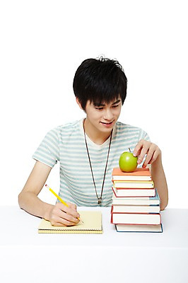 포토 JPG 스튜디오촬영 외국인 해외기획촬영 학생 라이프스타일 응시 교육 남자 대학생 2011년중국 대학생라이프 실내 한명 미소 웃음 누끼 사람 앉기 동양인 상반신 20대 성인 라이프 책 캐주얼 필기구 중국인 연필 공책 사과 청사과 남자만 남자한명만 성인남자만 청년만 청년남자만 청년남자한명만 성인한명만 성인남자한명만 성인만 국내포토 1 시선 옷 과일 모션 문구용품 학용품 표정 인종 청년 내부 생활 파일형식
