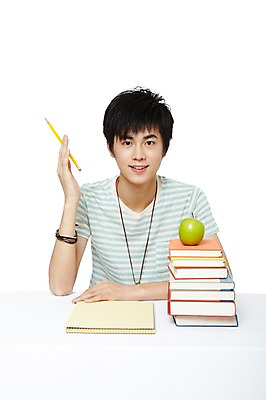 포토 JPG 스튜디오촬영 외국인 해외기획촬영 학생 라이프스타일 교육 남자 대학생 과일 2011년중국 대학생라이프 실내 한명 미소 웃음 들기 누끼 사람 앉기 동양인 상반신 20대 성인 라이프 앞모습 책 캐주얼 필기구 중국인 연필 공책 사과 청사과 남자만 남자한명만 성인남자만 청년만 청년남자만 청년남자한명만 성인한명만 성인남자한명만 성인만 국내포토 1 옷 뷰포인트 모션 문구용품 학용품 표정 인종 청년 내부 생활 파일형식
